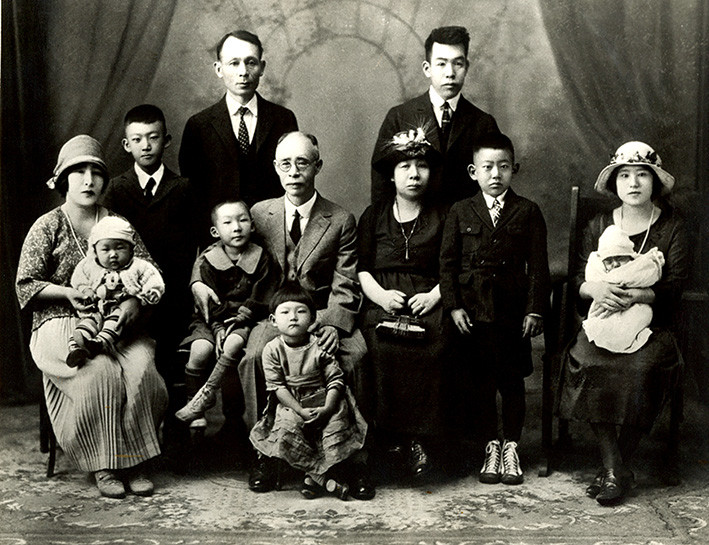 Photo of 12 Japanese people in clothing from 1924